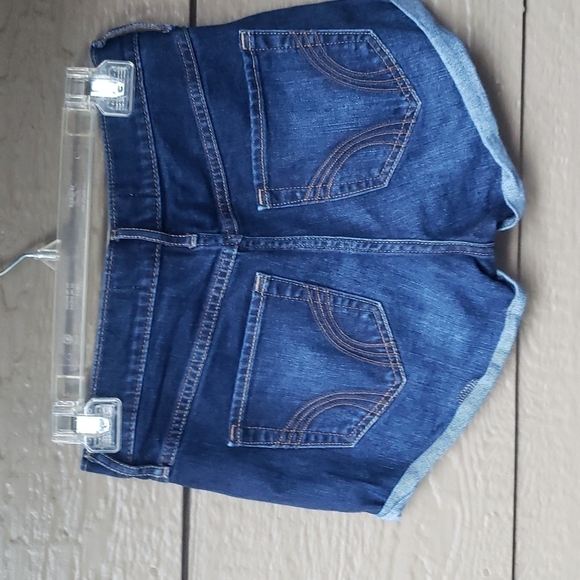 HOLLISTER Short-Short High Rise 2.5" Inseam Cuffed Jean Short 3 W/26 - Picture 3 of 3